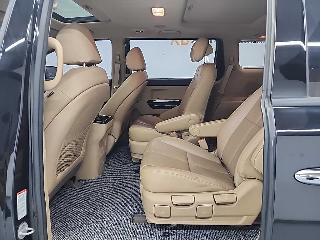KIA Carnival - Vista 12
