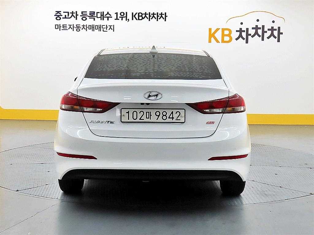 HYUNDAI Avante - Vista 3