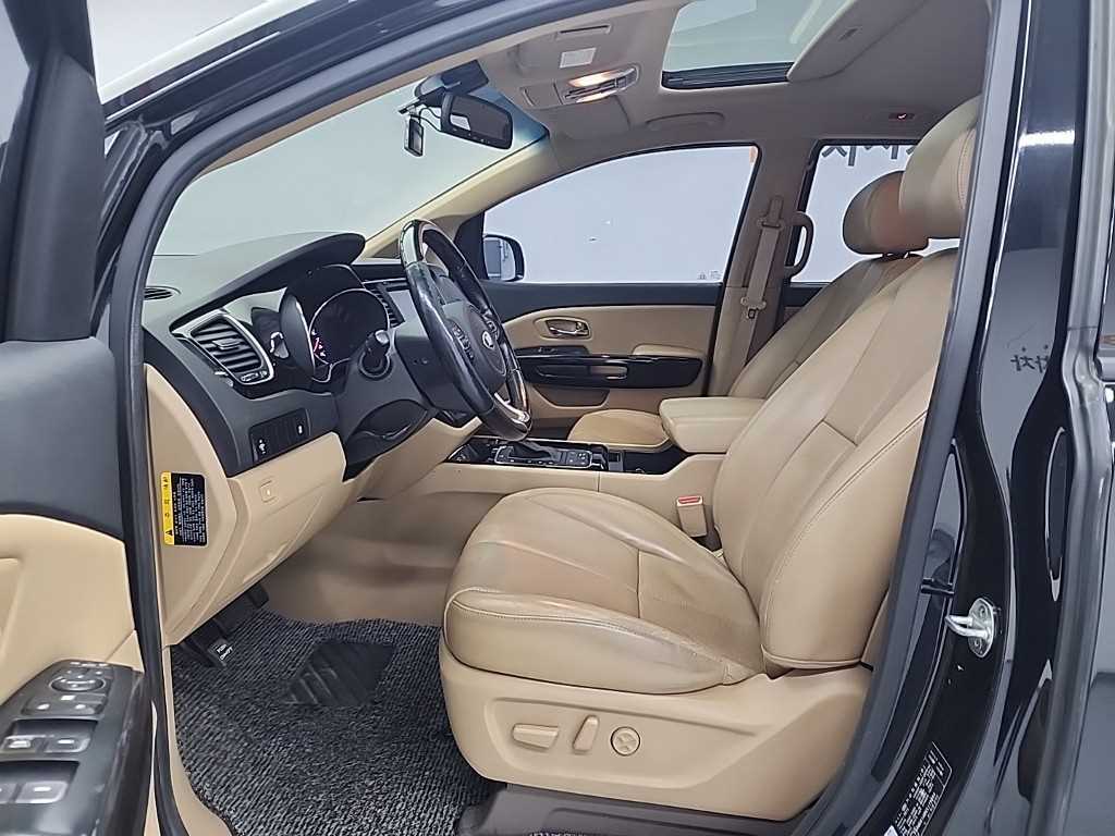KIA Carnival - Vista 11