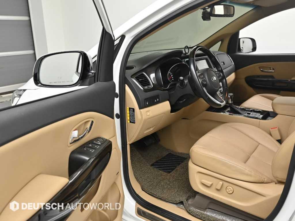 KIA Carnival - Vista 11
