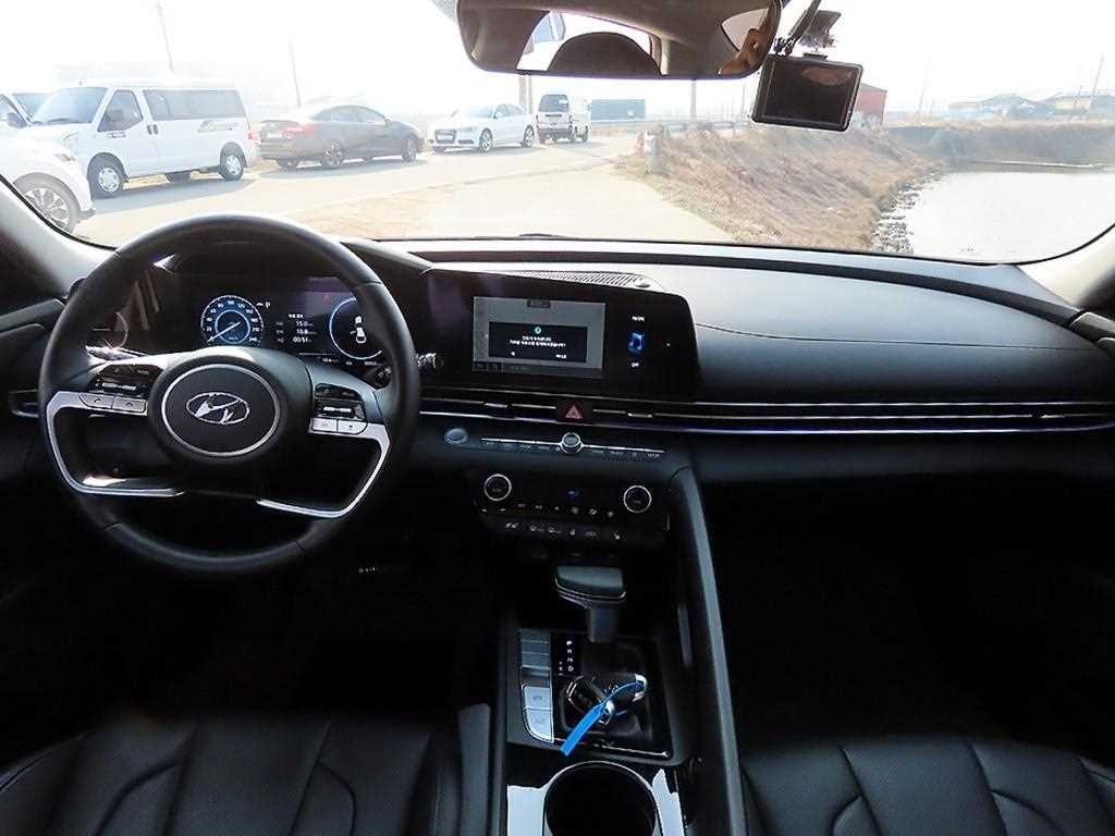 HYUNDAI Avante - Vista 9