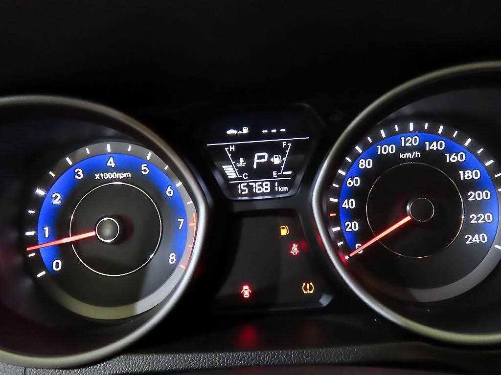 HYUNDAI Avante - Vista 9