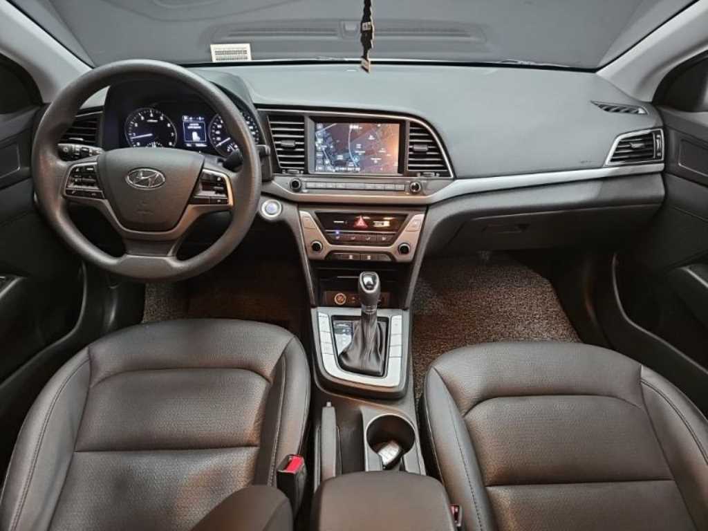 HYUNDAI Avante - Vista 5