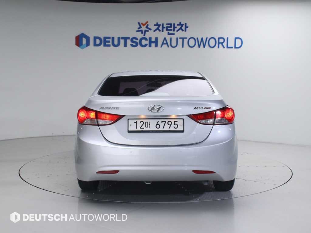 HYUNDAI Avante - Vista 4