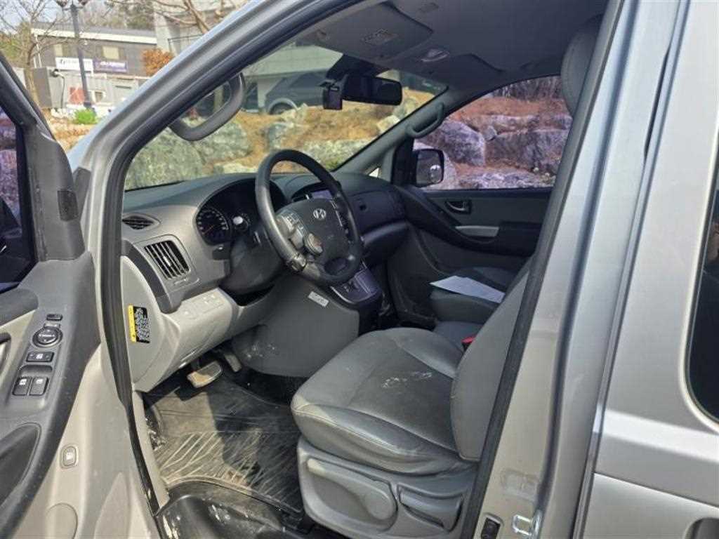 HYUNDAI Starex - Vista 5