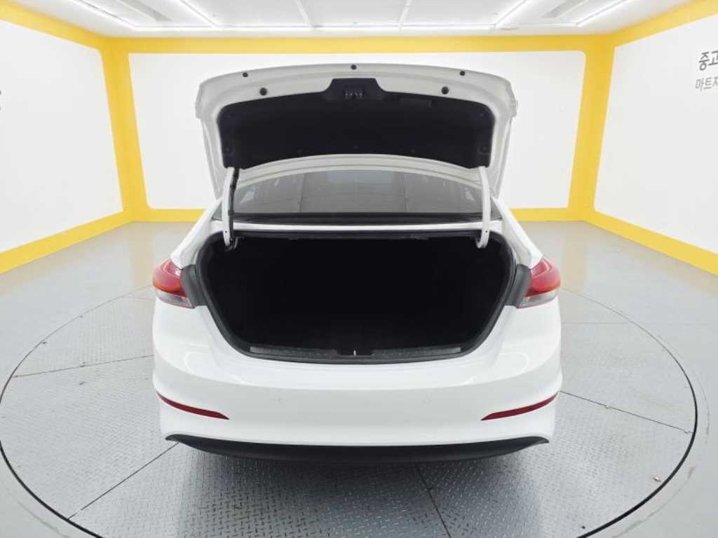 HYUNDAI Avante - Vista 7