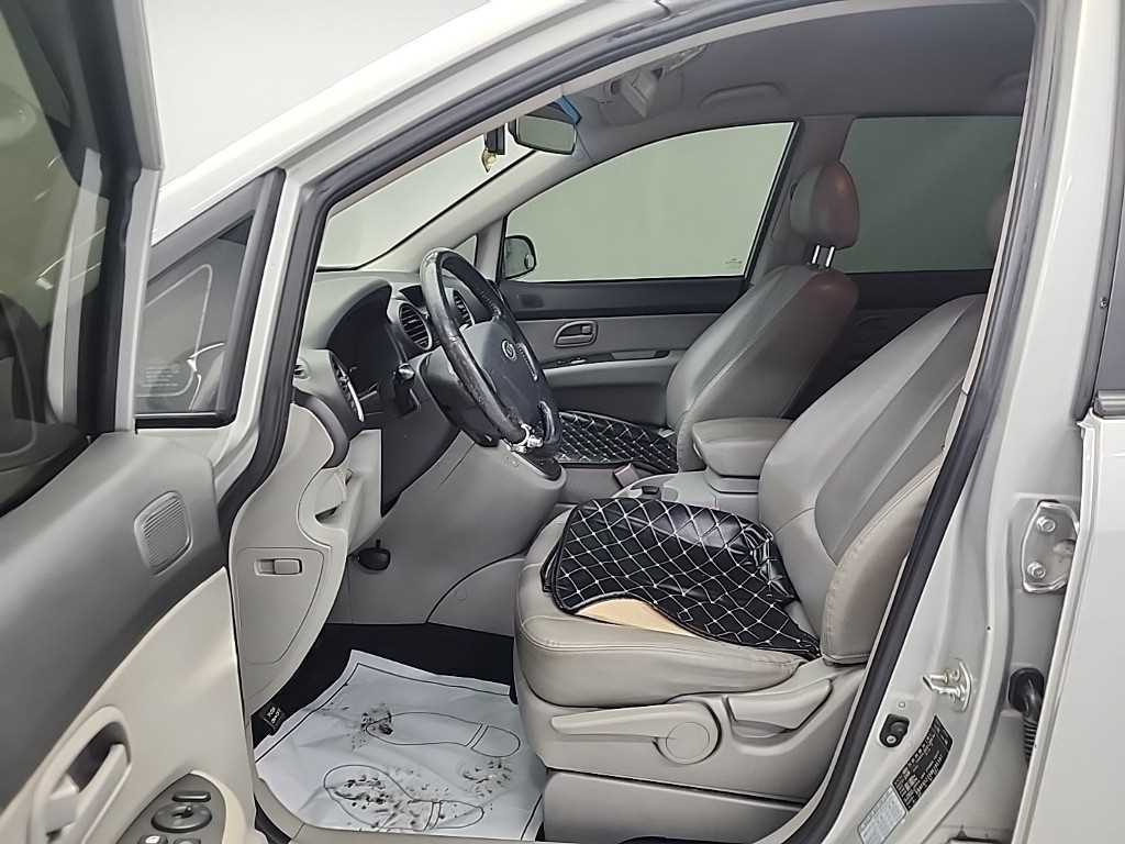 KIA Carens - Vista 11