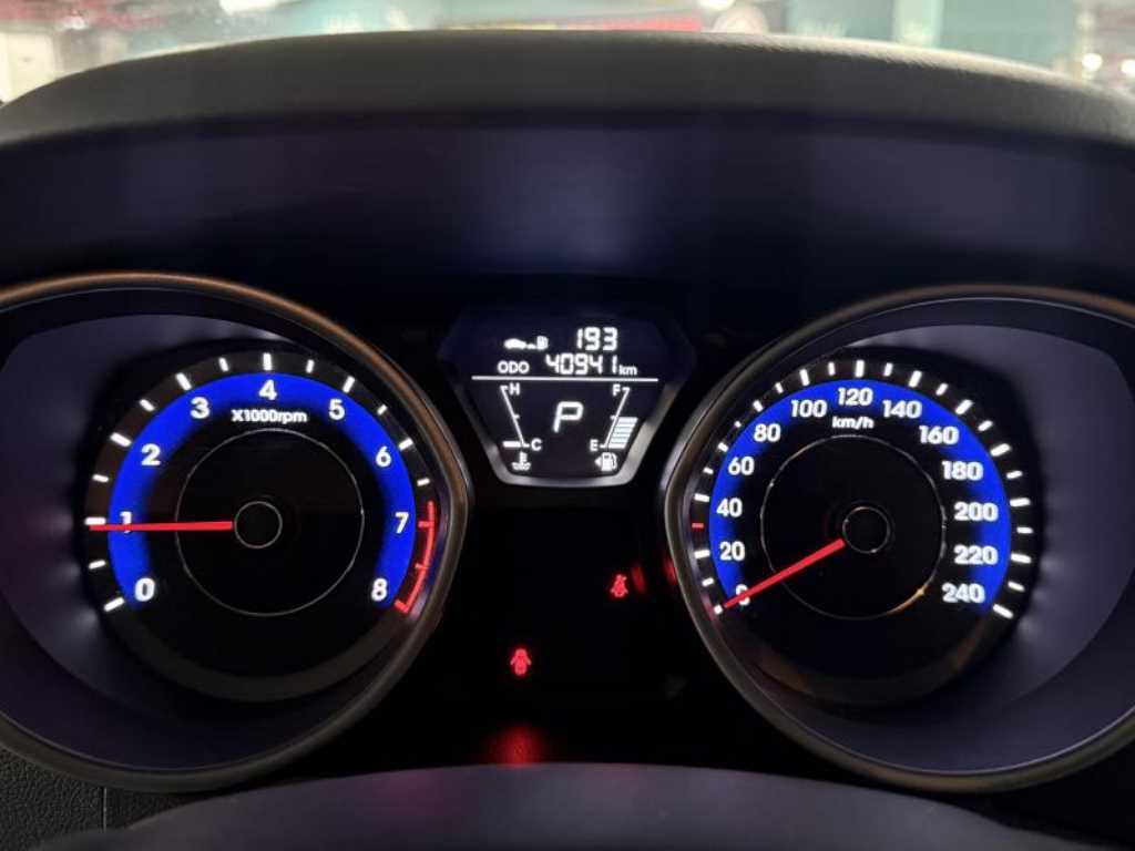 HYUNDAI Avante - Vista 9