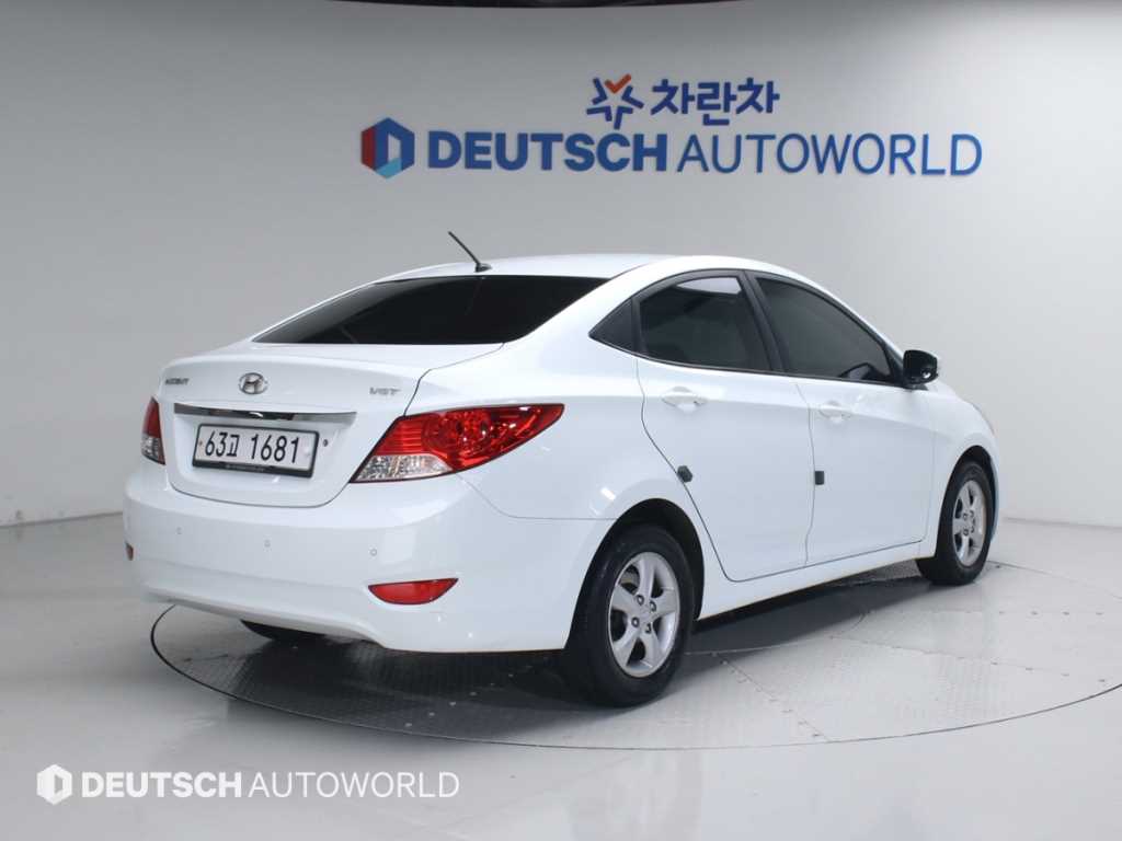 HYUNDAI Accent - Vista 2