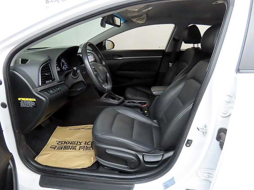 HYUNDAI Avante - Vista 5