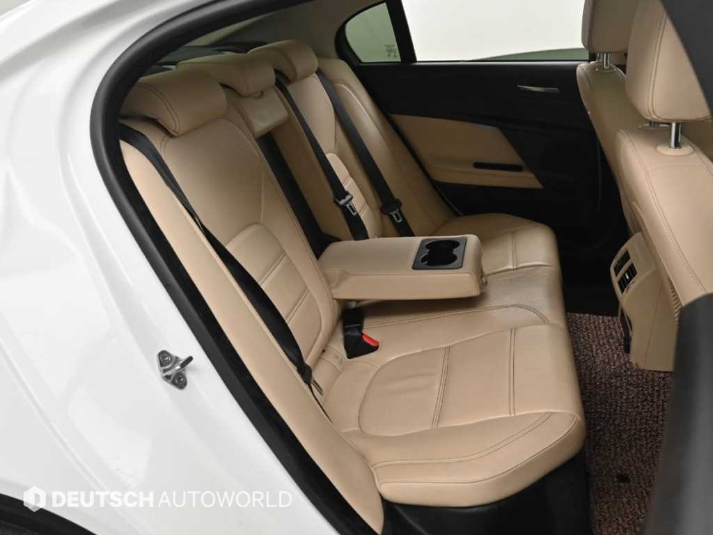 Jaguar XE - Vista 12