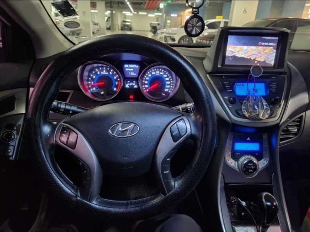 HYUNDAI Avante - Vista 9