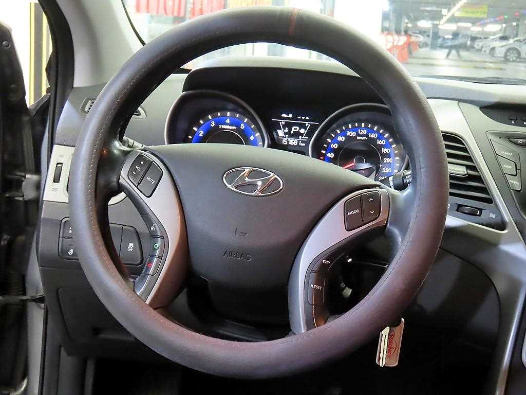 HYUNDAI Avante - Vista 8