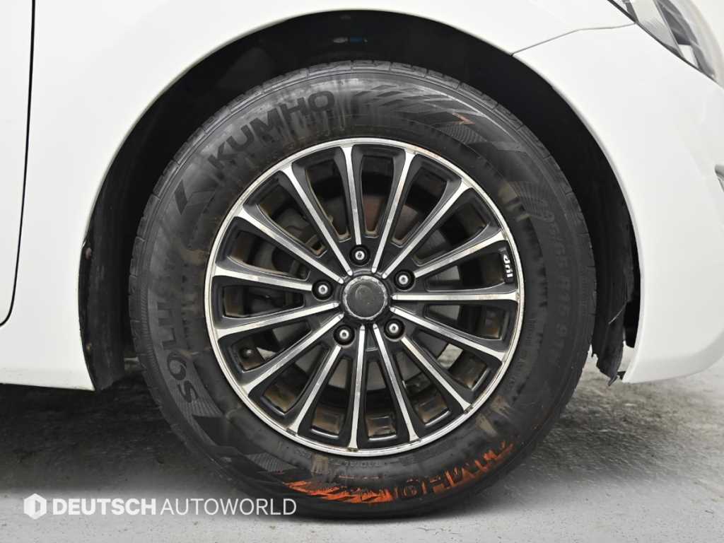 HYUNDAI Avante - Vista 5