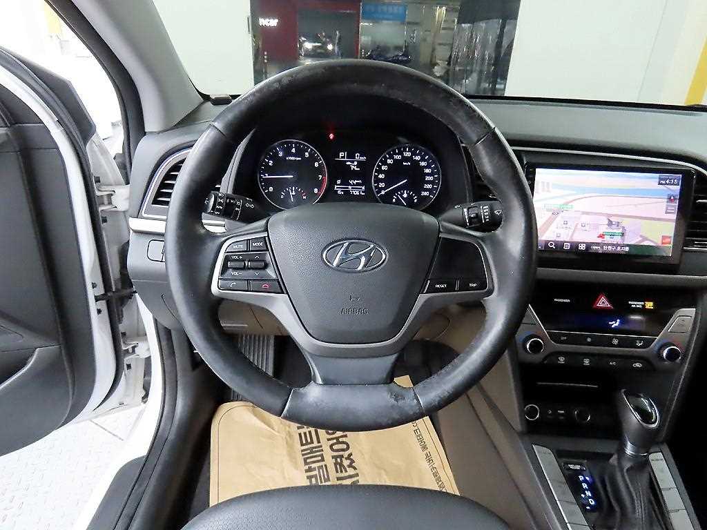 HYUNDAI Avante - Vista 9