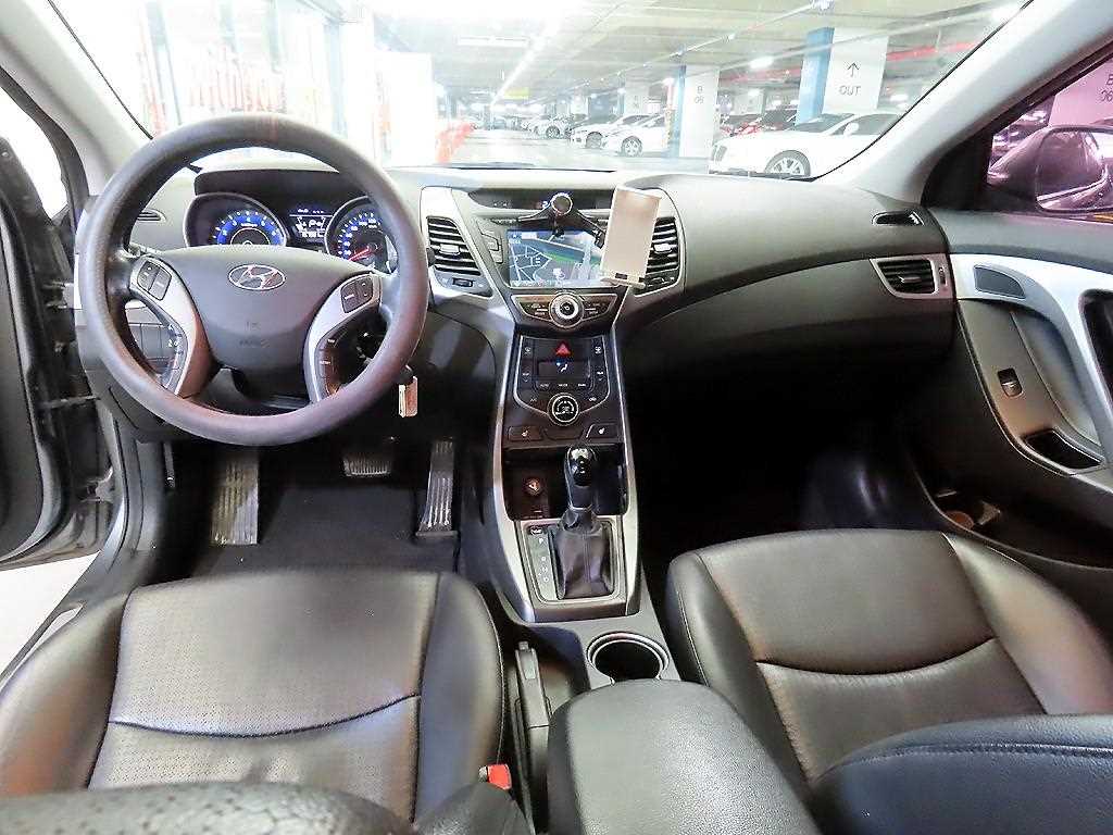 HYUNDAI Avante - Vista 10