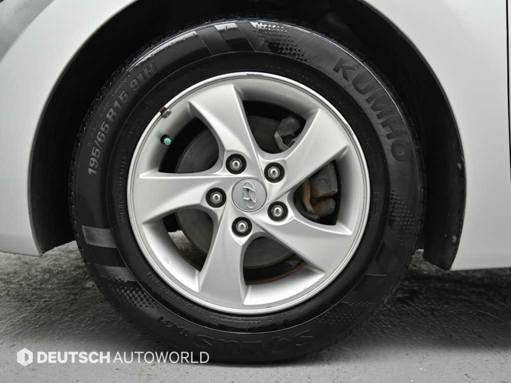 HYUNDAI Avante - Vista 5