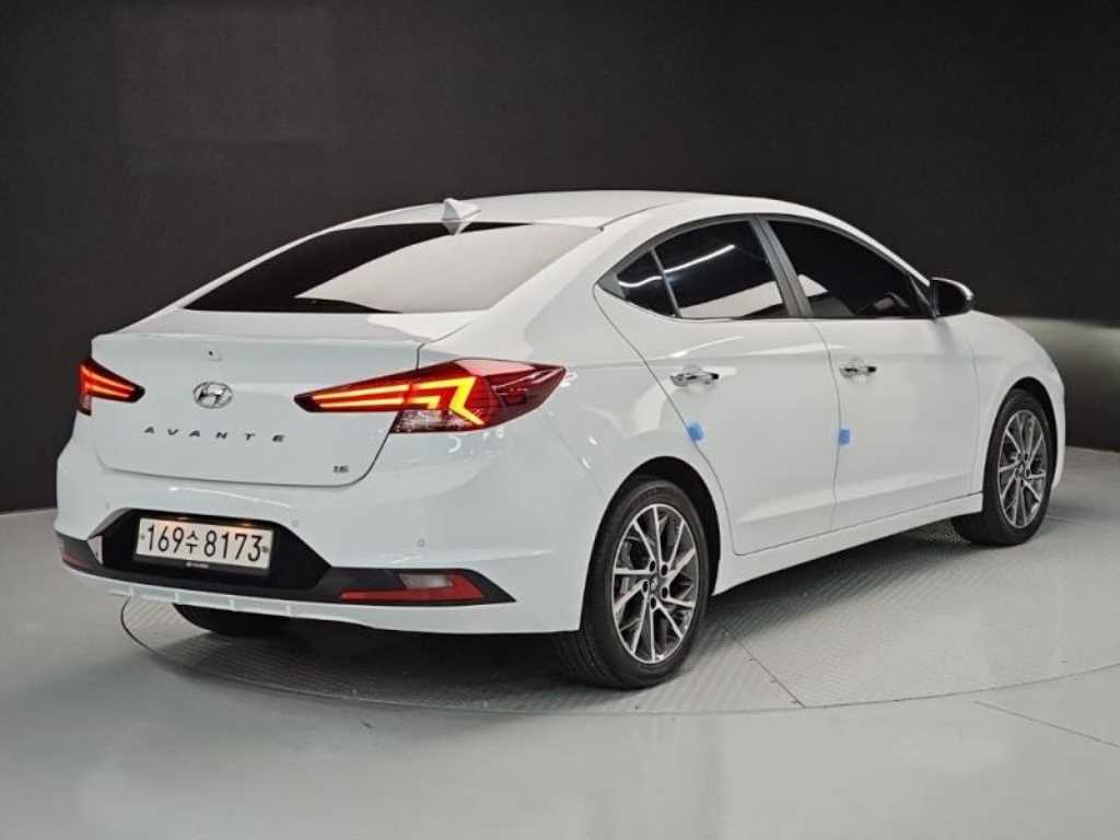 HYUNDAI Avante - Vista 4