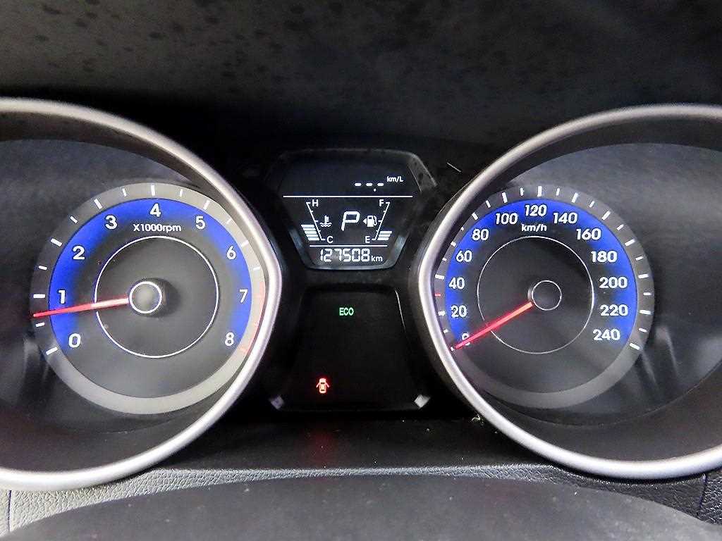 HYUNDAI Avante - Vista 9