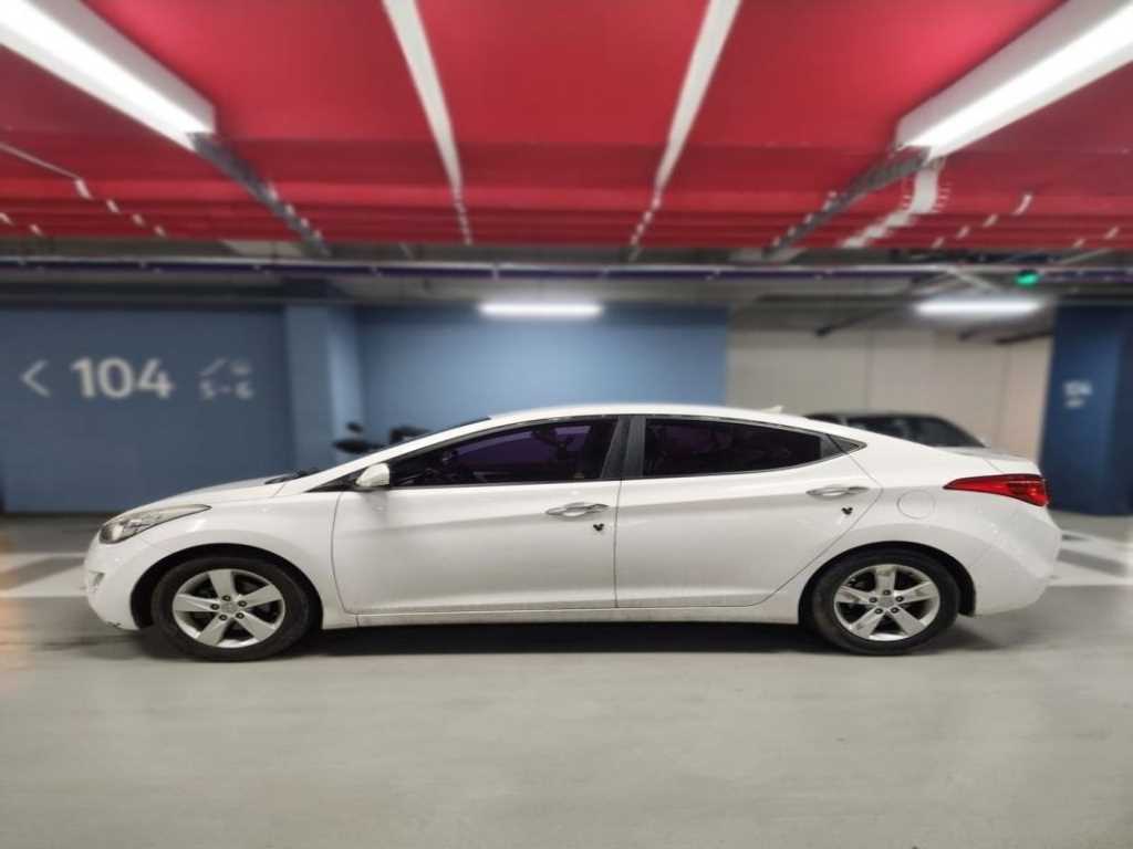 HYUNDAI Avante - Vista 5