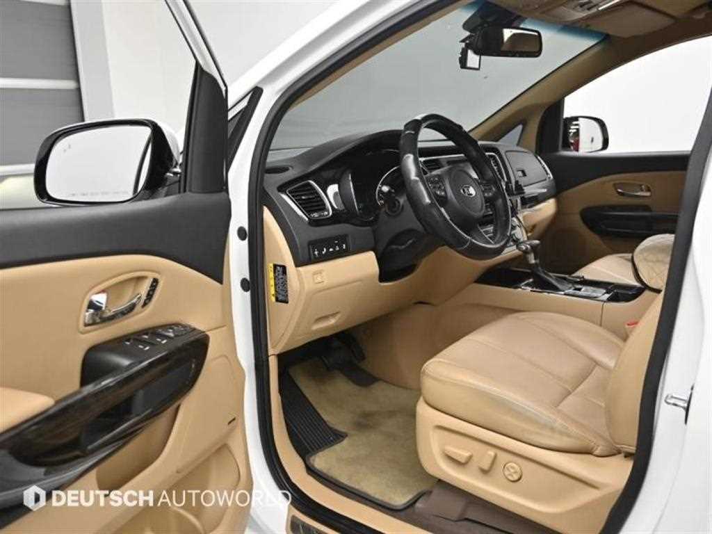 KIA Carnival - Vista 11