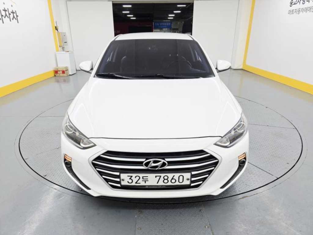 HYUNDAI Avante - Vista 2