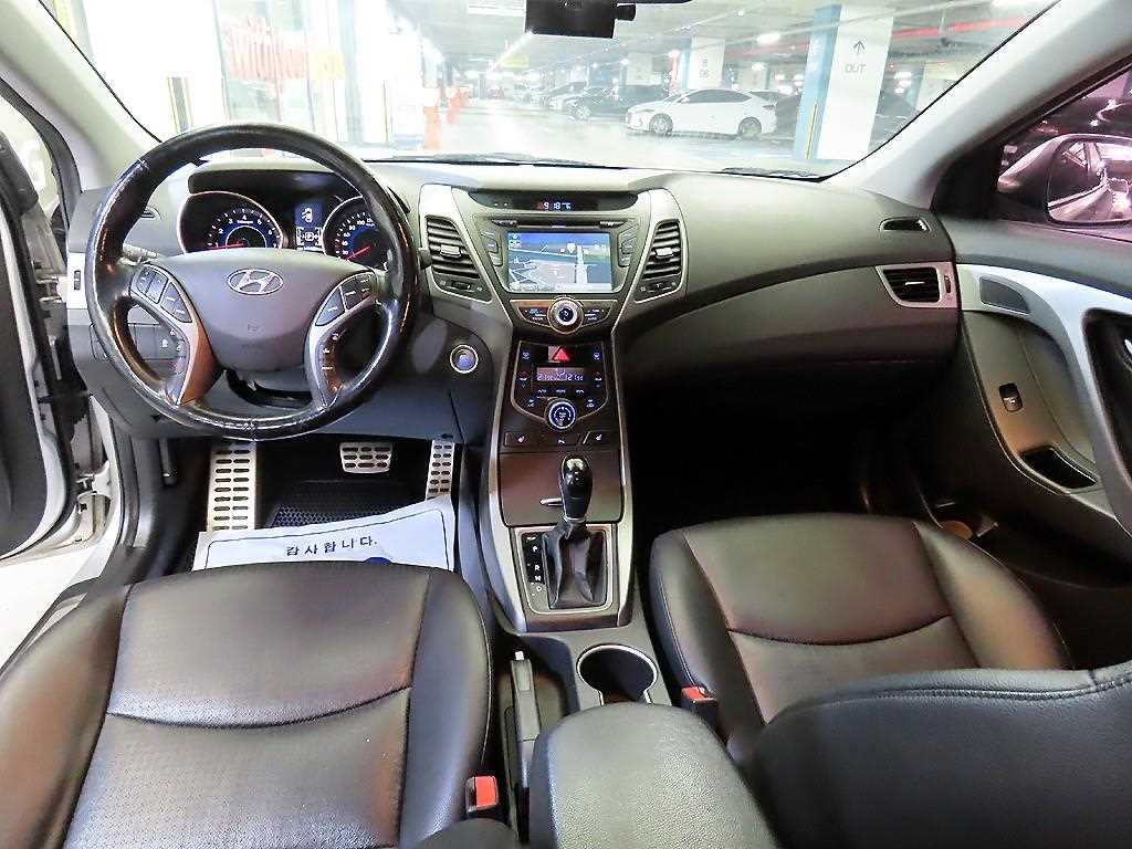 HYUNDAI Avante - Vista 10