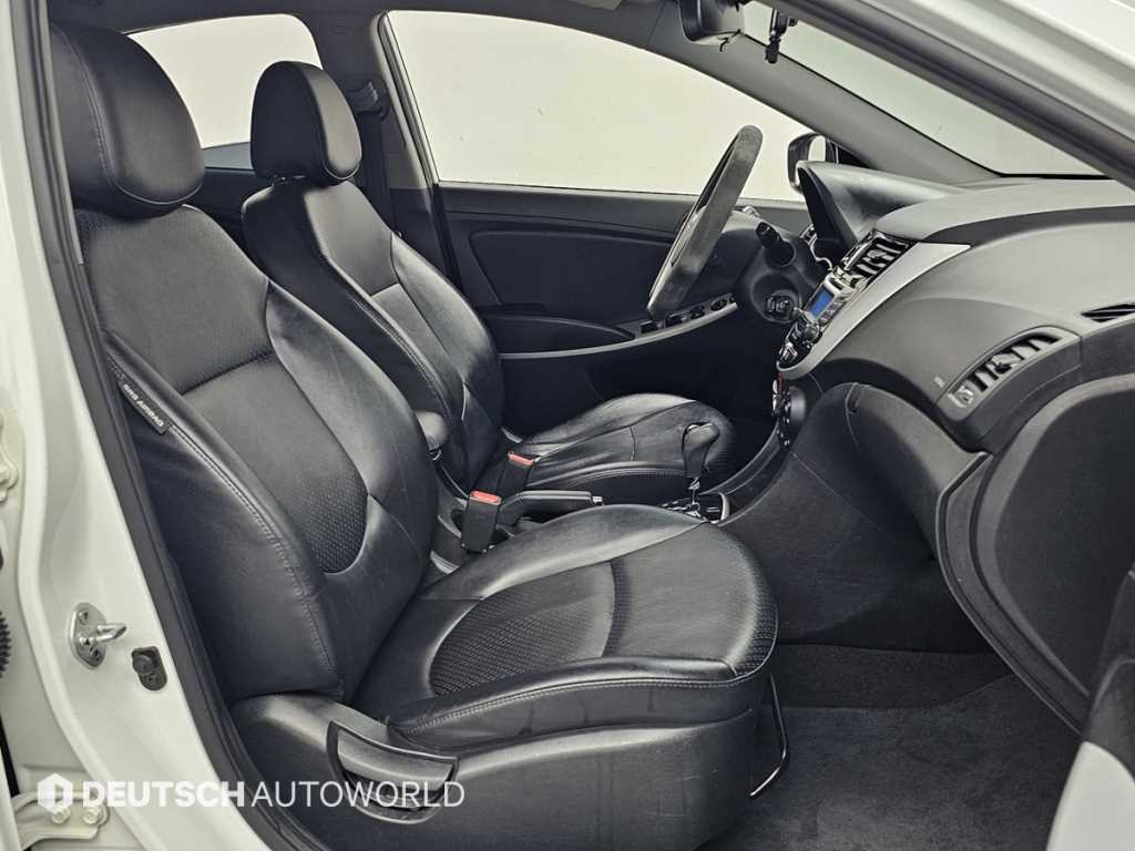 HYUNDAI Accent - Vista 10