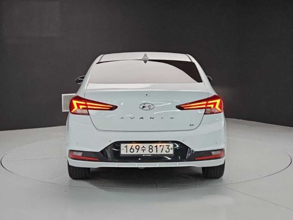 HYUNDAI Avante - Vista 3