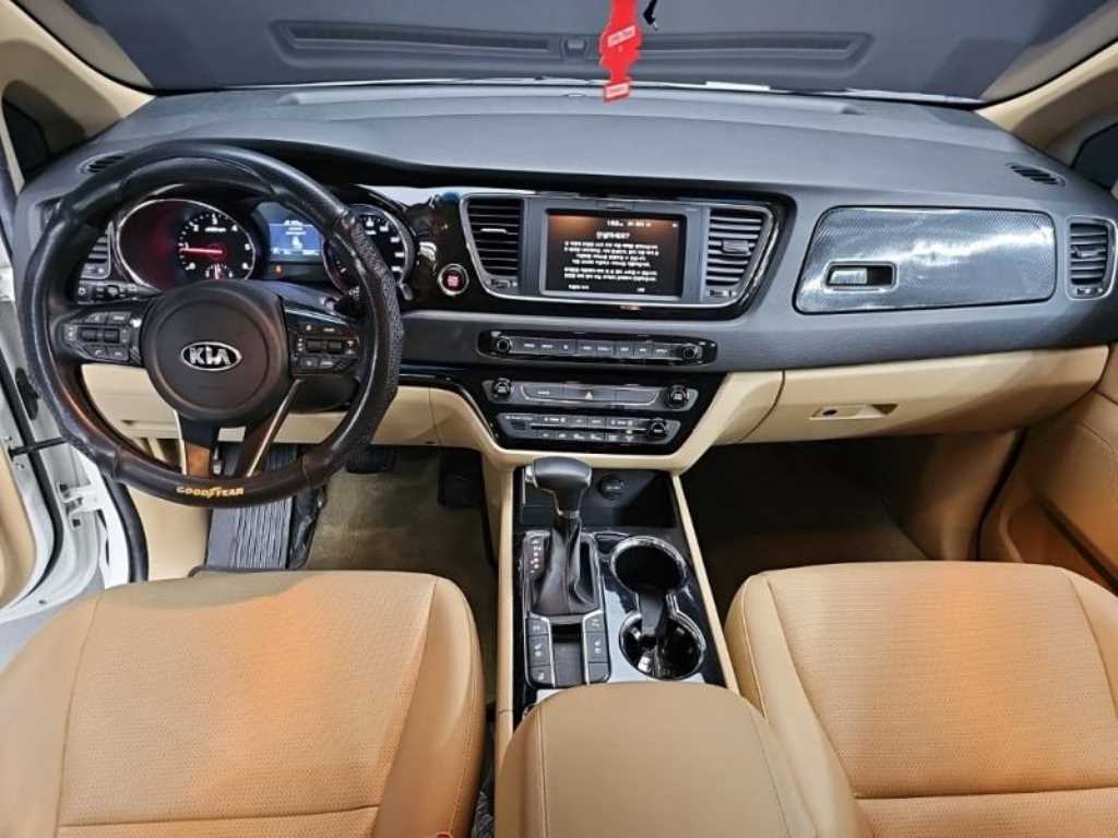 KIA Carnival - Vista 5