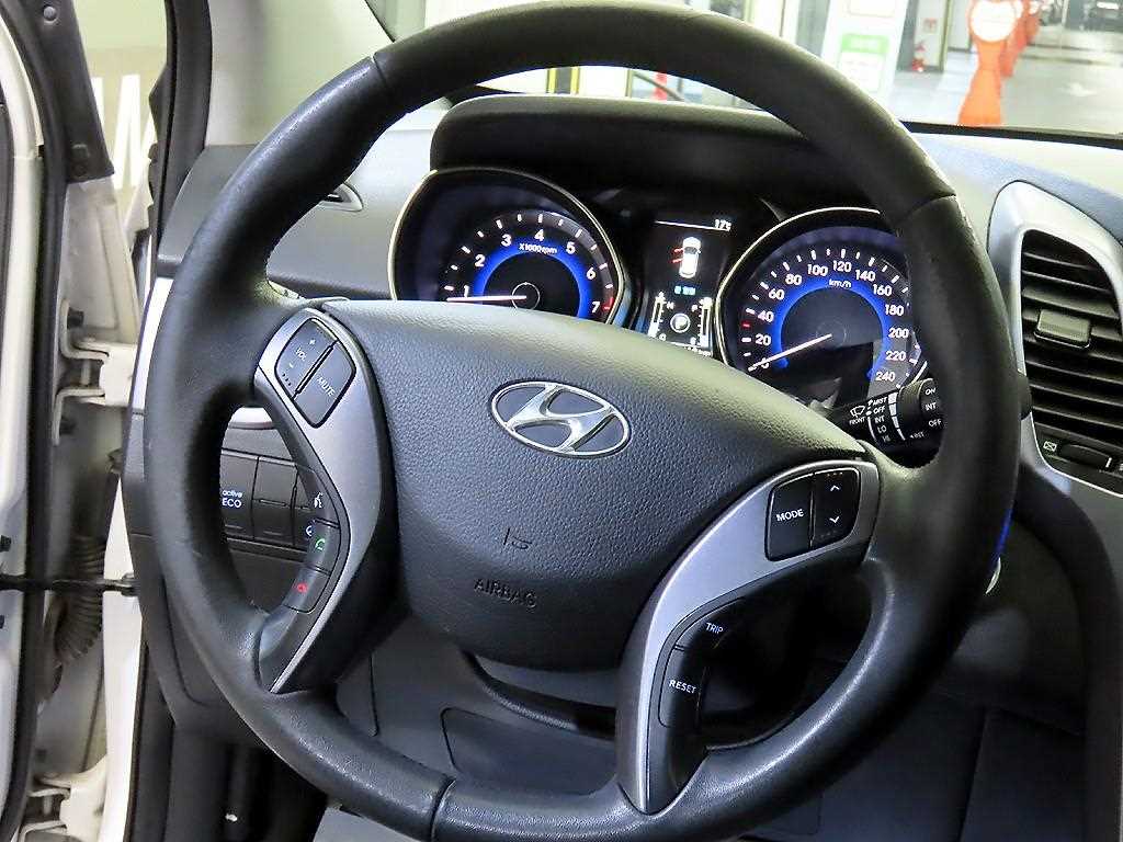 HYUNDAI i30 - Vista 8
