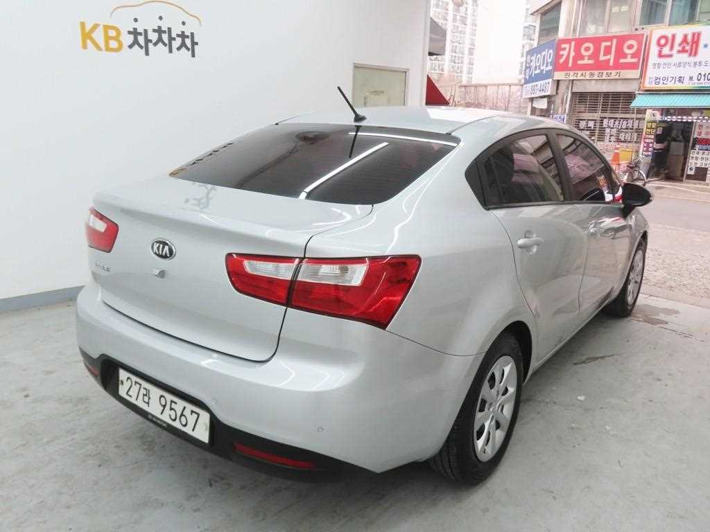 KIA Pride - Vista 3