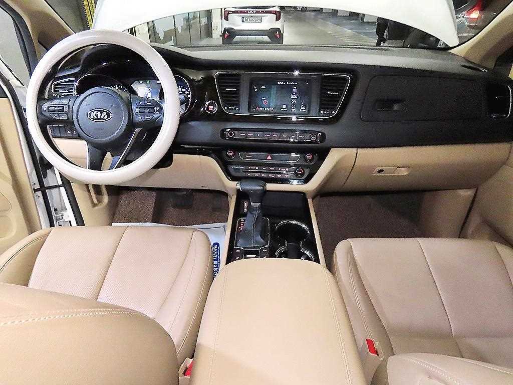 KIA Carnival - Vista 10