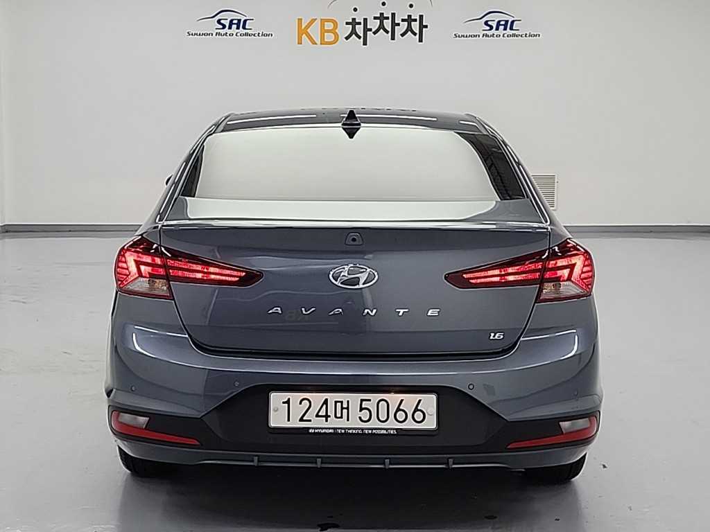 HYUNDAI Avante - Vista 3