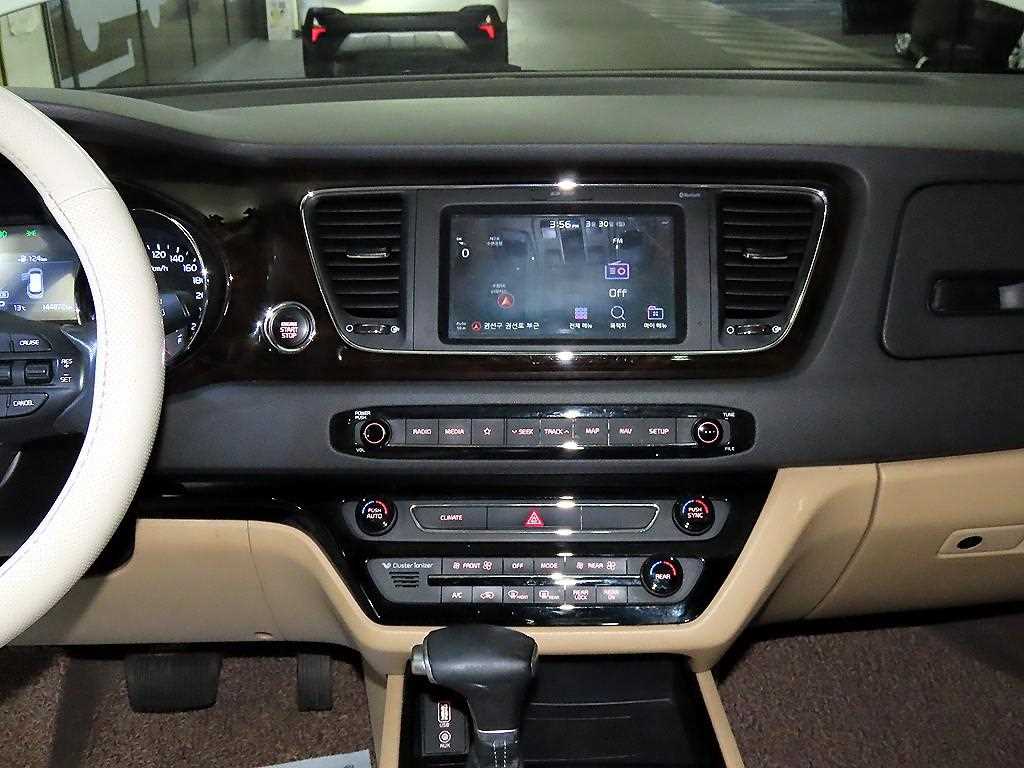 KIA Carnival - Vista 11