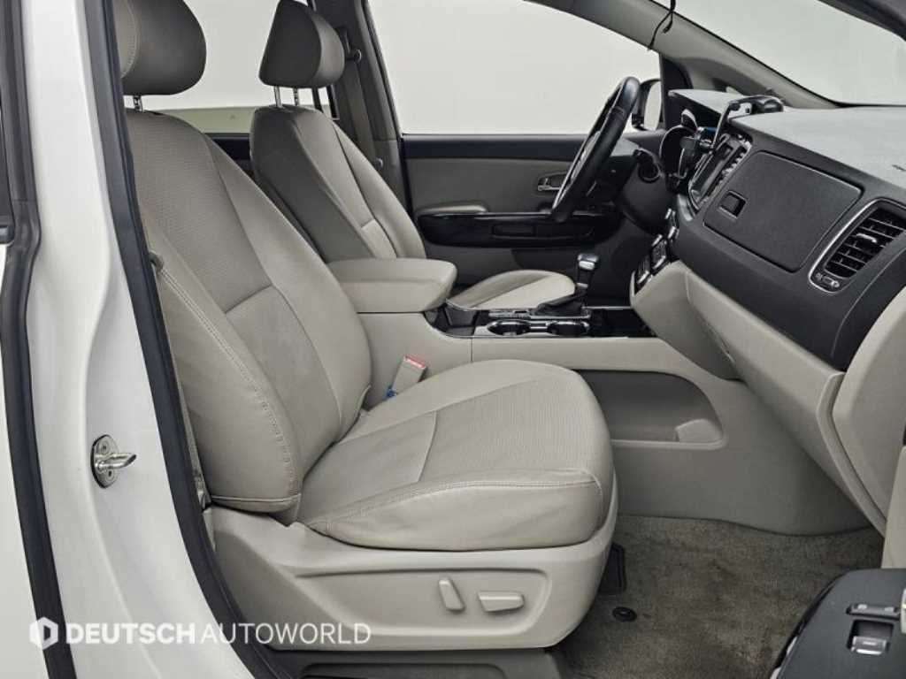 KIA Carnival - Vista 10