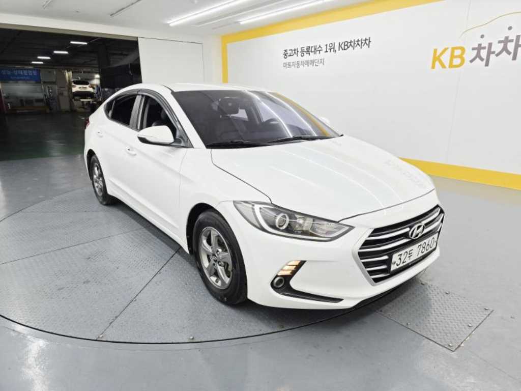 HYUNDAI Avante - Vista 3