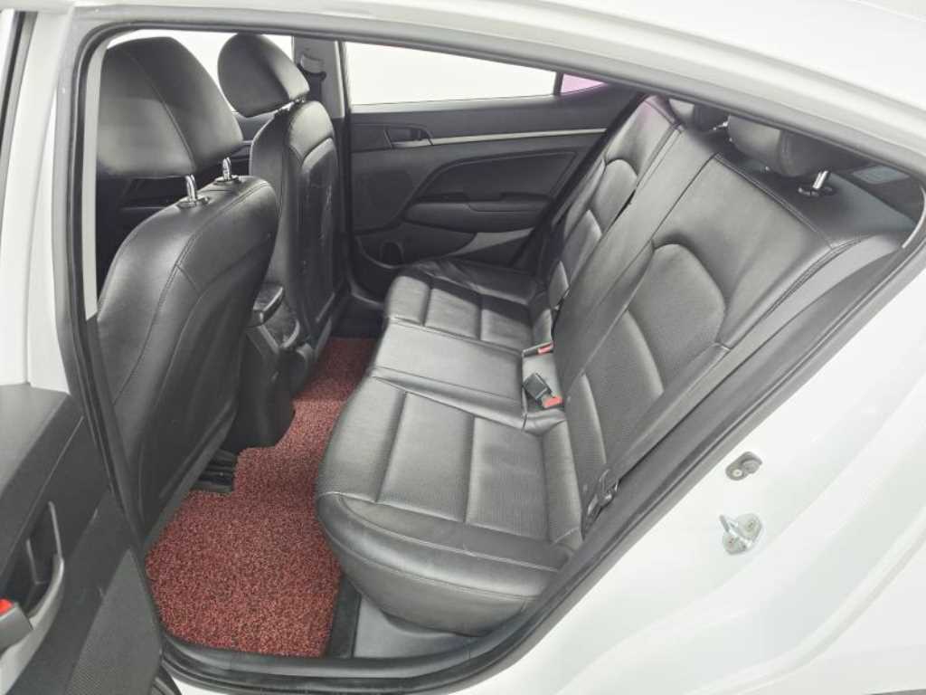 HYUNDAI Avante - Vista 10