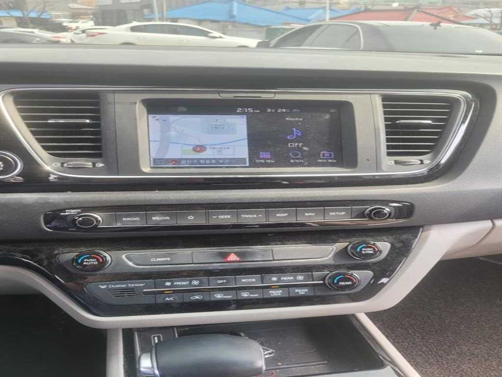 KIA Carnival - Vista 6
