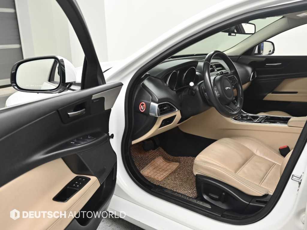 Jaguar XE - Vista 11