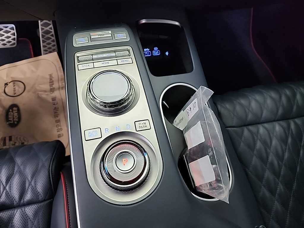 Genesis GV70 - Vista 8