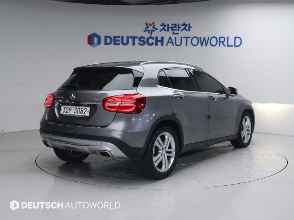 Mercedes Benz GLA Class - Vista 2