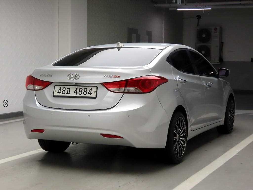 HYUNDAI Avante - Vista 4