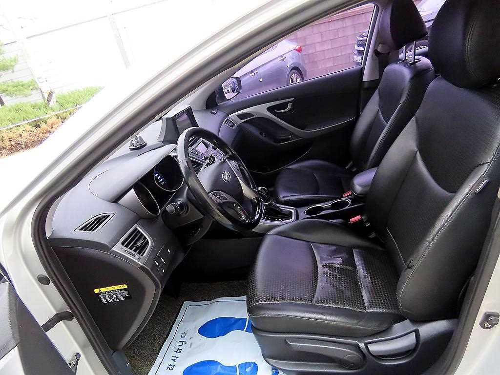 HYUNDAI Avante - Vista 5