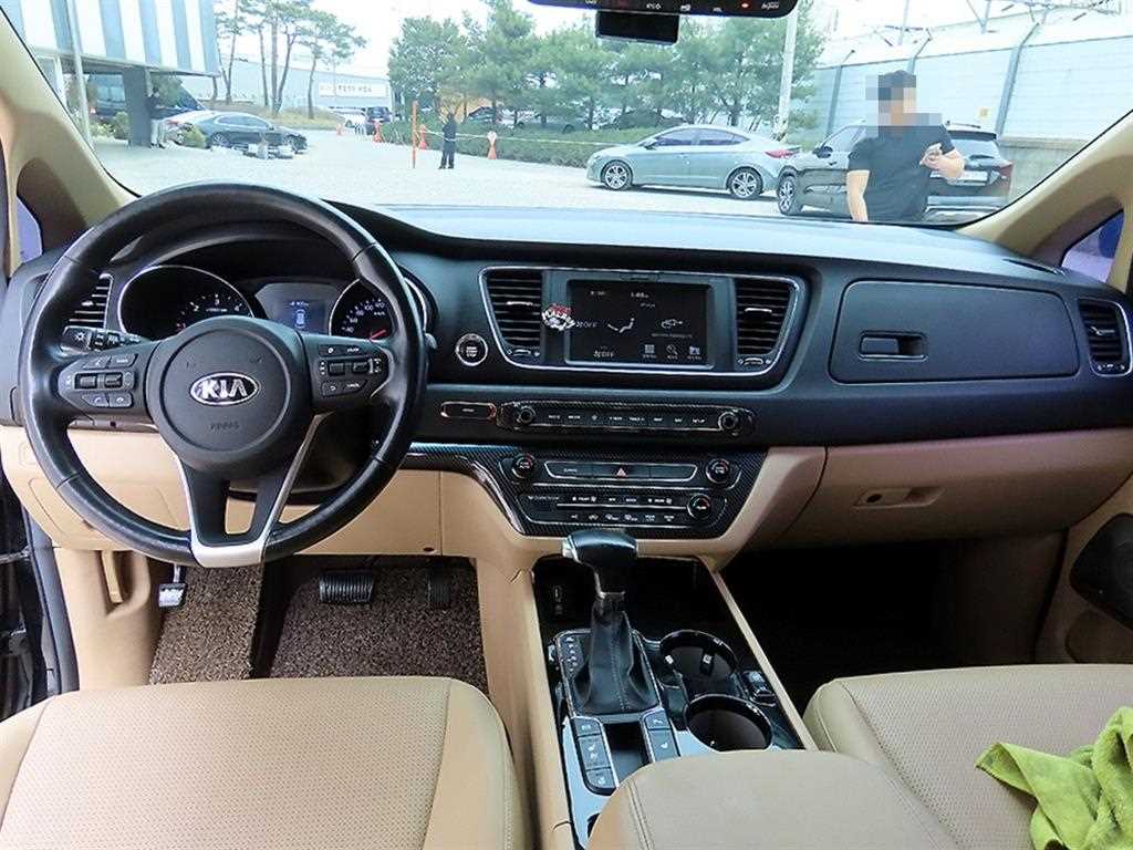 KIA Carnival - Vista 8