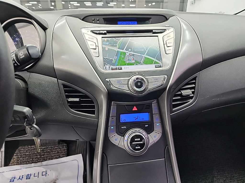 HYUNDAI Avante - Vista 10