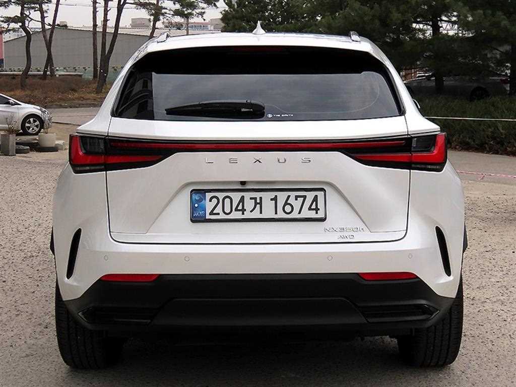 Lexus NX - Vista 4