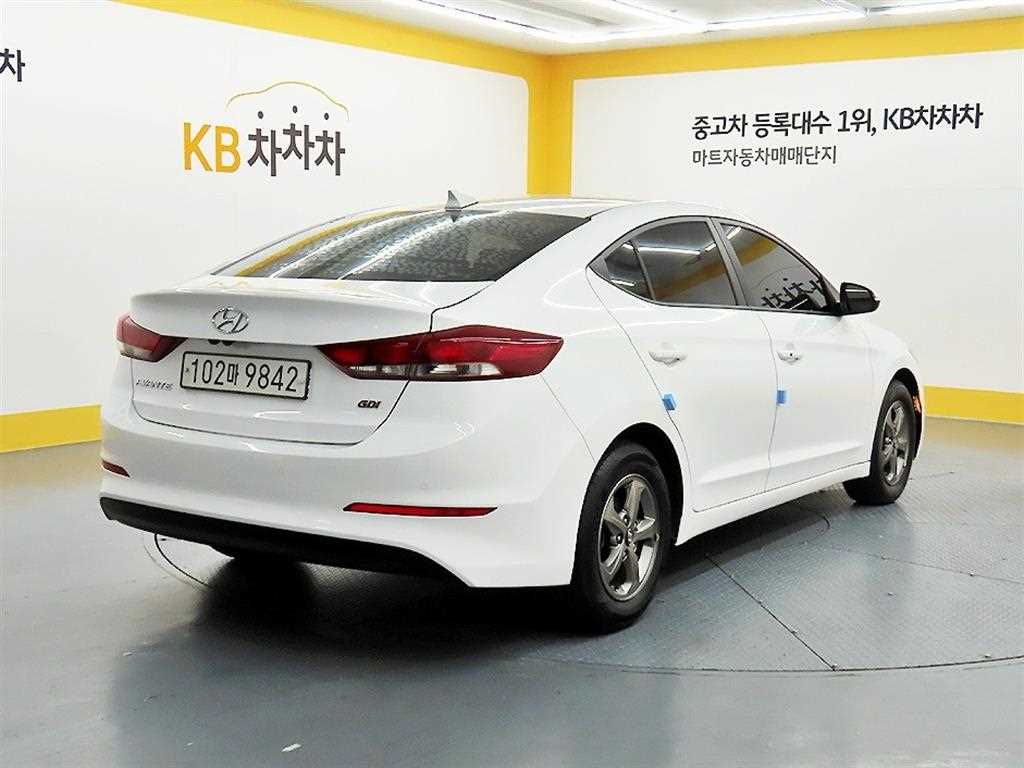 HYUNDAI Avante - Vista 4