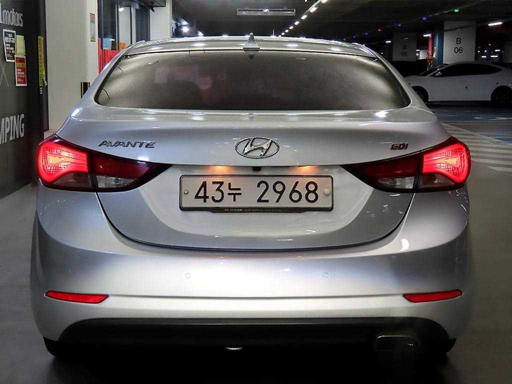 HYUNDAI Avante - Vista 5