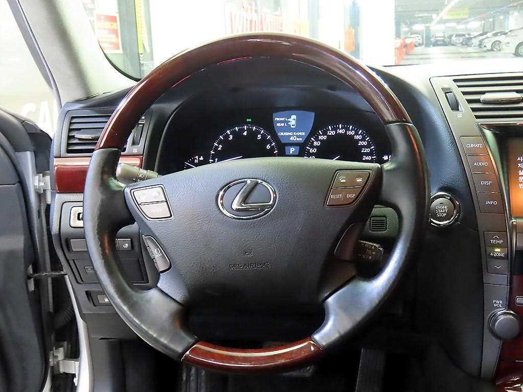 Lexus LS - Vista 8